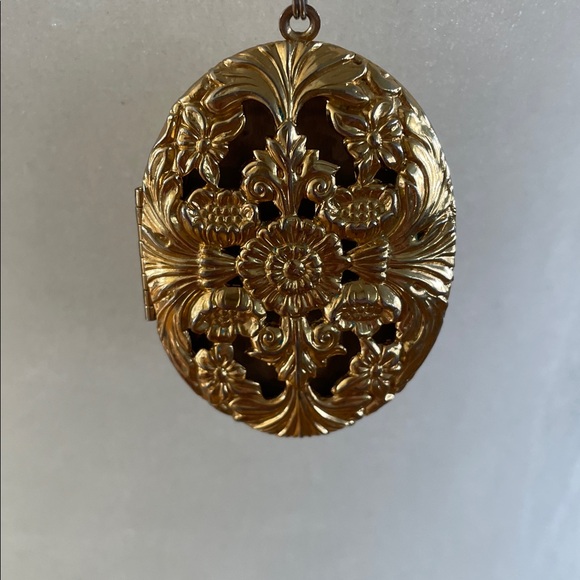 VINTAGE 1928 BRAND GOLD FILIGREE OVAL LOCKET NECKLACE Floral Photo Locket - Picture 3 of 12